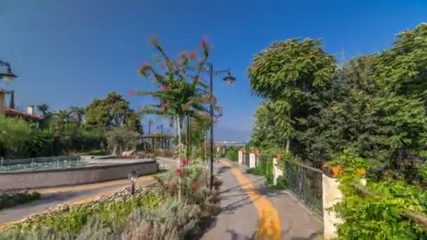 Meremerli park timelapse hyperlapse, gelegen op de top van de rotsachtige klip in Antalya. — Stockvideo