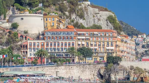 Vista da praia em Nice timelapse, França, perto da Promenade des Anglais. turistas, espreguiçadeiras e guarda-sóis no verão dia quente — Vídeo de Stock