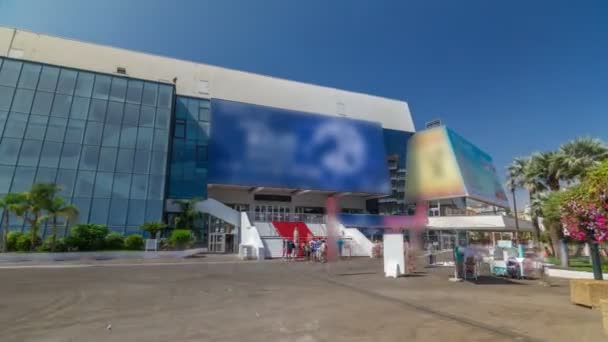 Schody z czerwonym dywanem w Palais des Festivals et des Congres timelapse hyperlapse w Cannes, Francja. — Wideo stockowe