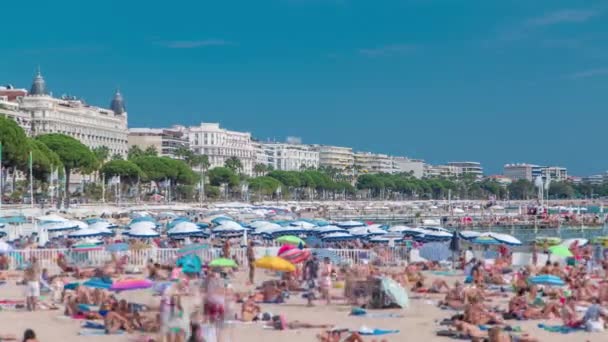 Красочный старый город и пляж в Каннах Timelapse на французской Ривьере в прекрасный летний день, Франция — стоковое видео