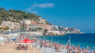 Güzel timelapse, Fransa, Promenade des Anglais yakınındaki plaj manzarası. turistler, şezlong ve şemsiye yaz sıcak gününde