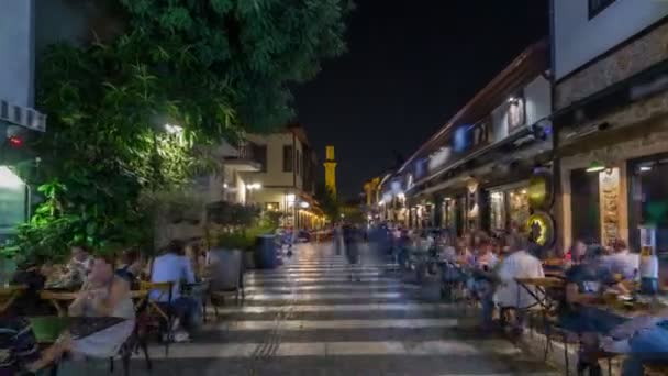 De wandeling langs historische straat van Kaleici timelapse hyperlapse met uitzicht op de gebroken minaret van Kesik Minare Camii moskee in Antalya. — Stockvideo