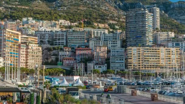 Monte Carlo Port Hercule panorama timelapse. Vista de iates de luxo e casas em Mônaco, Cote dAzur . — Vídeo de Stock