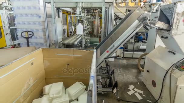 Uma fábrica de plástico cilindro de produção timelapse hyperlapse. O transportador na fábrica . — Vídeo de Stock