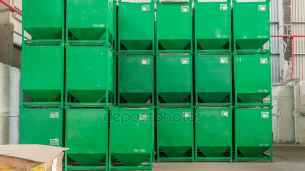 Gabelstaplerlader bewegt grünen Container im Lager — Stockvideo