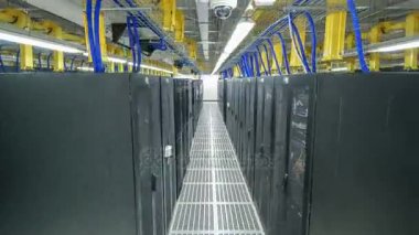 Veri merkezinde satırlarca sunucu donanımı olan oda zaman ayarlı hipersürat