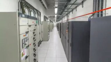 Veri merkezinde satırlarca sunucu donanımı olan oda zaman ayarlı hipersürat
