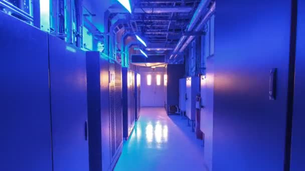 データセンターのタイムラプス・ハイパーラプスにサーバー・ハードウェアの列がある部屋 — ストック動画