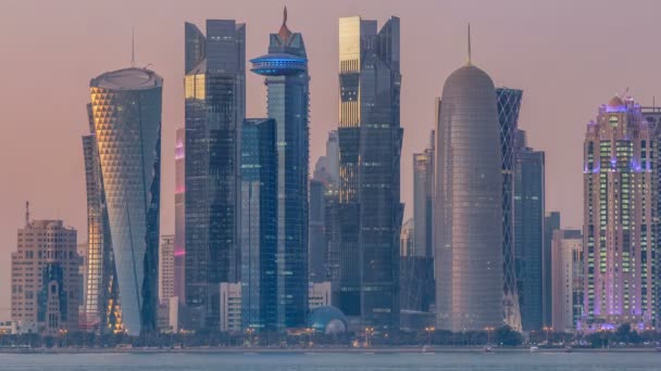 Doha skyline centro día a noche timelapse, Qatar, Oriente Medio — Vídeos de Stock