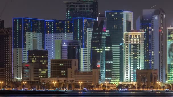 Doha rascacielos en el centro horizonte noche timelapse, Qatar, Oriente Medio — Vídeos de Stock