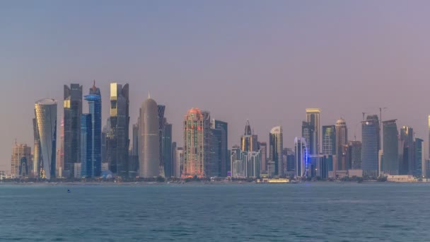 Doha skyline centro día a noche timelapse, Qatar, Oriente Medio — Vídeos de Stock