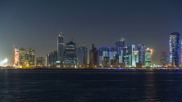 Arranha-céus de Doha no centro da cidade linha do tempo da noite, Qatar, Oriente Médio — Vídeo de Stock