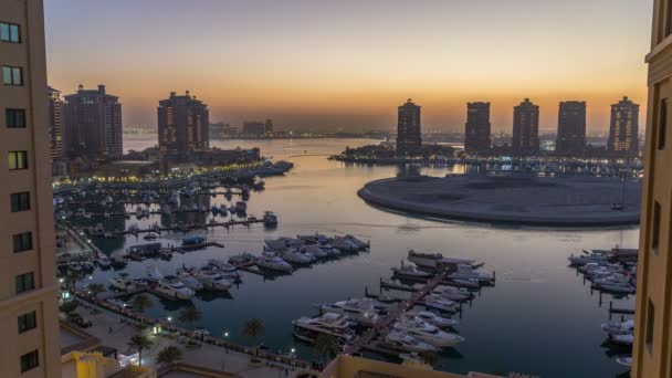 Tarde en el timelapse de día a noche de Pearl-Qatar desde arriba. — Vídeo de stock