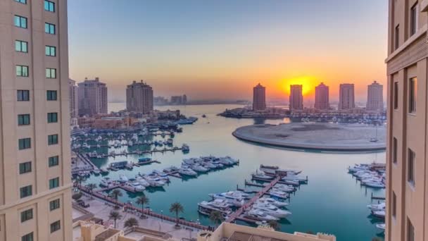 Coucher de soleil au timelapse Pearl-Qatar depuis le sommet. — Video