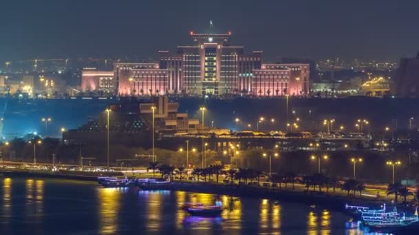 Het ministerie van binnenlandse zaken in Doha en postkantoor nacht timelapse. Doha, Qatar, Midden-Oosten — Stockvideo