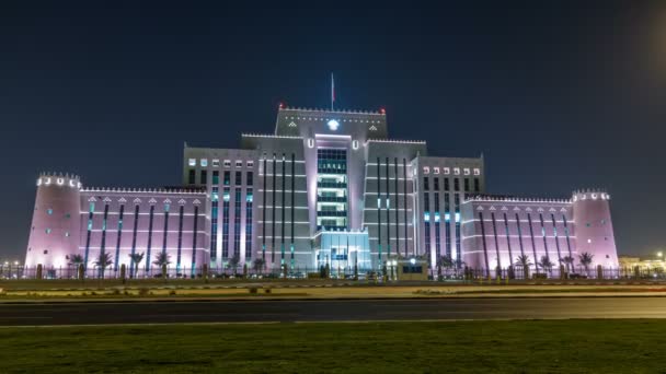 A dohai Belügyminisztérium éjszakai időbeosztása. Doha, Katar, Közel-Kelet — Stock videók