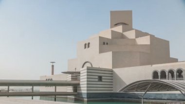 Katar İslam Sanatları Müzesi insan yapımı adasında Doha Corniche 'in yanında.