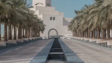 Katar İslam Sanatları Müzesi insan yapımı adasında Doha Corniche 'in yanında.