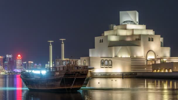 Piękne Muzeum Sztuki Islamskiej nocy timelapse w Doha, Katar. — Wideo stockowe