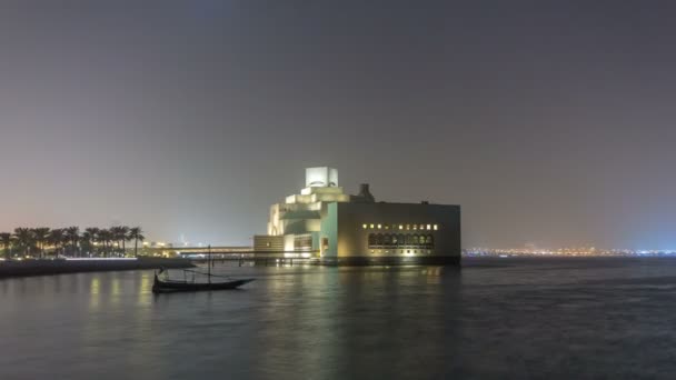 Piękne Muzeum Sztuki Islamskiej nocy timelapse hiperlapse w Doha, Katar. — Wideo stockowe