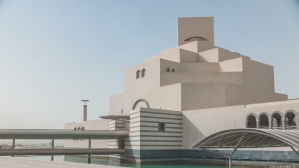Музей исламского искусства Катара на искусственном острове рядом с Доха Корниш — стоковое видео