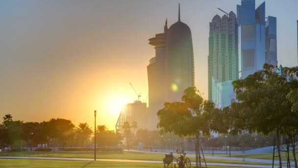 Il multipiano quartiere di Doha timelapse al tramonto — Video Stock