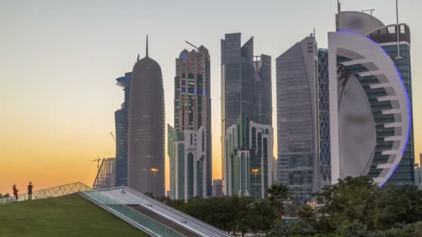 El distrito de gran altura de Doha día a noche timelapse después de la puesta del sol — Vídeos de Stock