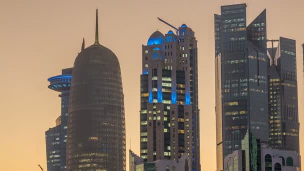 Doha 'nın yüksek katlı mahallesi gün batımından sonra gece-gündüz zamanlaması. — Stok video