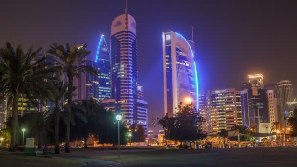 O distrito do arranha-céus de Doha timelapse noite — Vídeo de Stock