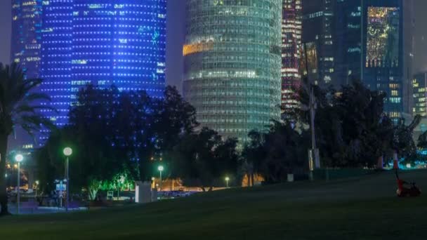 Doha 'nın yüksek katlı bölgesinde gece vakti. — Stok video