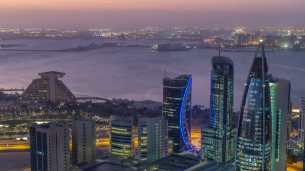 O horizonte da área de West Bay de cima em Doha noite a dia timelapse, Qatar. — Vídeo de Stock