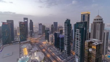 Batı Körfezi bölgesinin ufuk çizgisi Doha 'da günden geceye zaman çizgisi, Katar.
