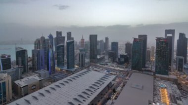 Batı Körfezi bölgesinin ufuk çizgisi Doha 'da günden geceye zaman çizgisi, Katar.