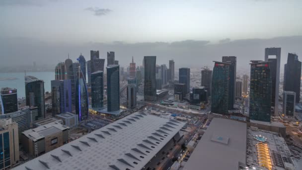 De skyline van de West Bay gebied van top in Doha dag tot nacht timelapse, Qatar. — Stockvideo