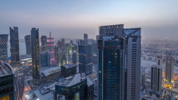 卡塔尔多哈西湾地区的天际线从天而降，夜以继日. — 图库视频影像