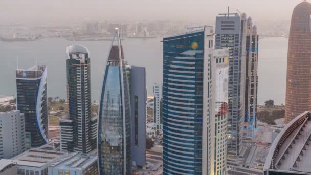 De skyline van de West Bay gebied van top in Doha dag tot nacht timelapse, Qatar. — Stockvideo