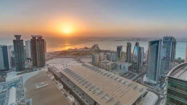 Небо над Западным заливом и центром города во время восхода солнца, Катар — стоковое видео
