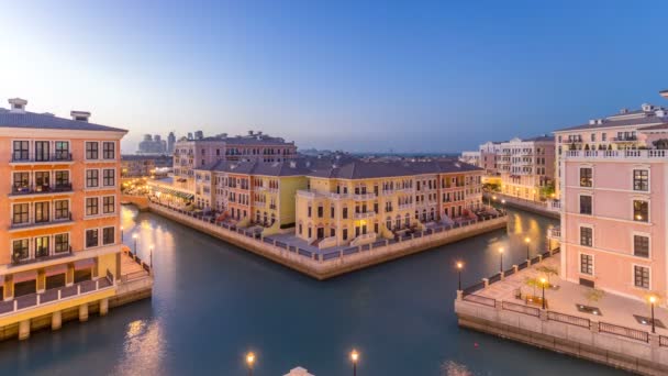 Vista aérea del canal en el barrio de Qanat, similar a Venecia, en el distrito Pearl de Doha, de día a noche, Qatar. — Vídeo de stock