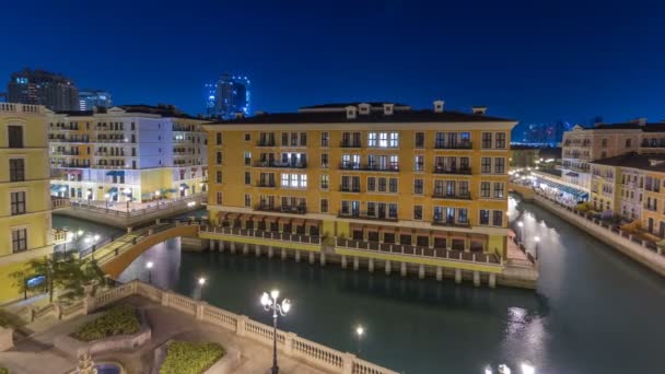 カタール・ドーハの夜のタイムラプスの真珠地区のヴェネツィアのようなカナット・クアルティエの運河の空中トップビュー. — ストック動画