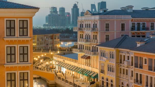 Canal vista aérea superior em Veneza-como Qanat Quartier da esquadra de pérolas de Doha dia a noite timelapse, Qatar. — Vídeo de Stock