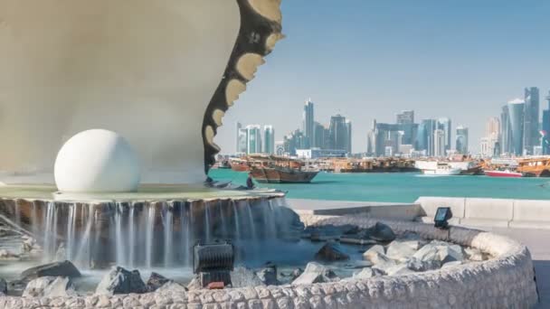 İçinde devasa bir inci bulunan bir istiridye çeşmesi. Arkasında da Doha silueti var. — Stok video