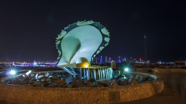 Una fuente con una ostra con una perla gigantesca dentro de la noche hiperlapso timelapse con el horizonte de Doha detrás de ella — Vídeo de stock