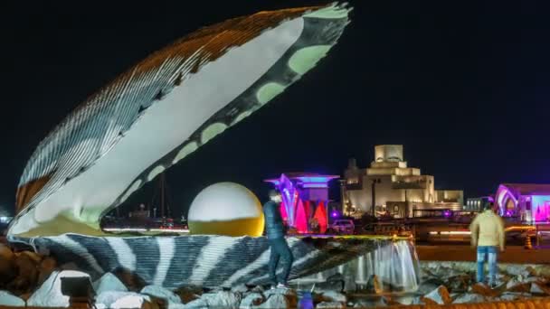 Uma fonte com uma ostra com uma pérola gigante dentro da linha do tempo da noite com o horizonte de Doha por trás dela — Vídeo de Stock