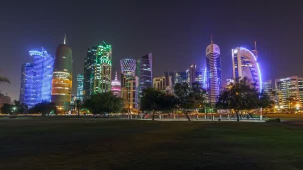 El horizonte de Doha por la noche con el cielo estrellado visto desde Park timelapse hyperlapse, Qatar — Vídeos de Stock