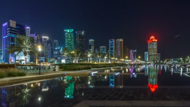 De skyline van Doha 's nachts met sterrenhemel gezien vanaf Park timelapse hyperlapse, Qatar — Stockvideo