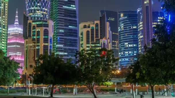 El horizonte de Doha por la noche con el cielo estrellado visto desde Park timelapse, Qatar — Vídeos de Stock