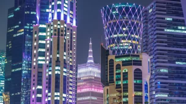 O horizonte de Doha à noite com céu estrelado visto de Park timelapse, Qatar — Vídeo de Stock