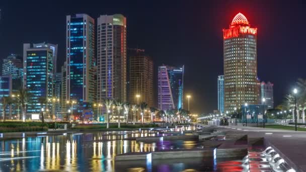 Die Skyline von Doha bei Nacht mit Sternenhimmel vom Park-Zeitraffer aus gesehen, Katar — Stockvideo