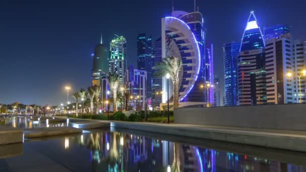 밤에 하늘을 찌푸리고 별이 총총 한 도하의 스카이라인, 카타르 파크 티 멜 라파스에서 바라본 광경 — 비디오