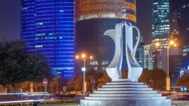 Le dallah nuit timelapse ou cafetière monument qui représente la bienvenue sur Doha Corniche — Video